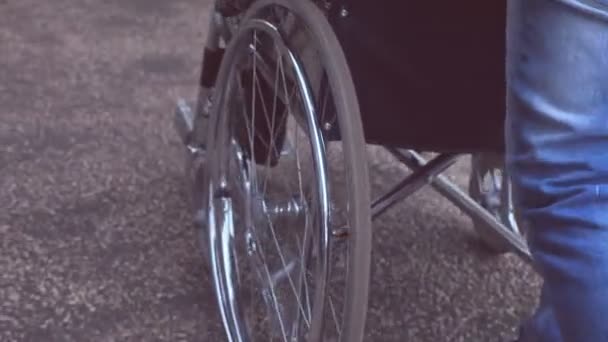Użytkownik Wózka Inwalidzkiego Szczegół Nóg Człowieka Popychając Przyjaciela Niepełnosprawnością — Wideo stockowe