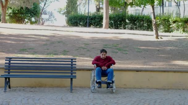 Solidão Viver Com Deficiência Jovem Homem Pensativo Cadeira Rodas Olha — Vídeo de Stock