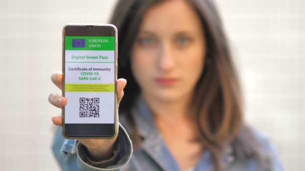 Grönt Pass Ung Kvinna Visar Sitt Digitala Certifikat Telefon Suddig — Stockvideo