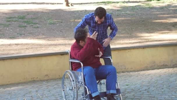 Falta Tato Baixa Sensibilidade Homem Brinca Pesadamente Com Cara Com — Vídeo de Stock