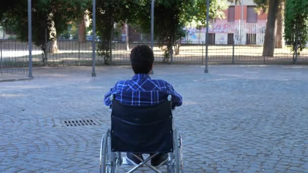 Pengguna Kursi Roda Disabilitas Melihat Kembali Pemuda Dengan Cacat Fisik — Stok Video