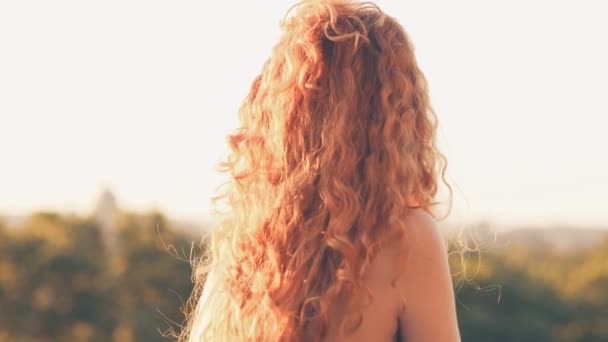 Жіночність Чарівність Жінка Дивиться Гітариста Дельдо Арханчі Заході Сонця — стокове відео