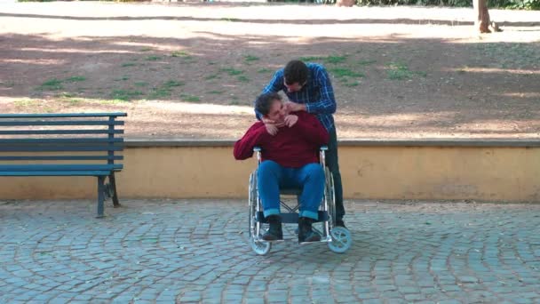 一个身患残疾的无助的男人 女人保护一个年轻的男人不受一个爱管闲事的朋友的欺负 — 图库视频影像