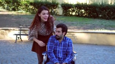 Çaresiz olmak, engelli olmak - kadın engelli bir adamla ciddi şakalar yapar