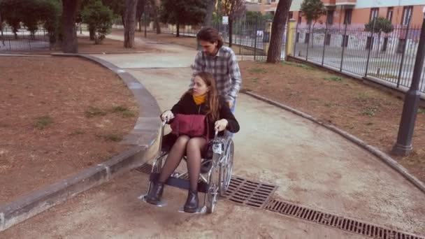 Pessoa Com Deficiência Homem Empurra Sua Namorada Com Paraplegia Jardim — Vídeo de Stock