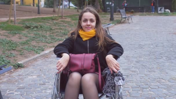 Confiança Positividade Jovem Mulher Com Deficiência Olha Para Câmera Sorrindo — Vídeo de Stock