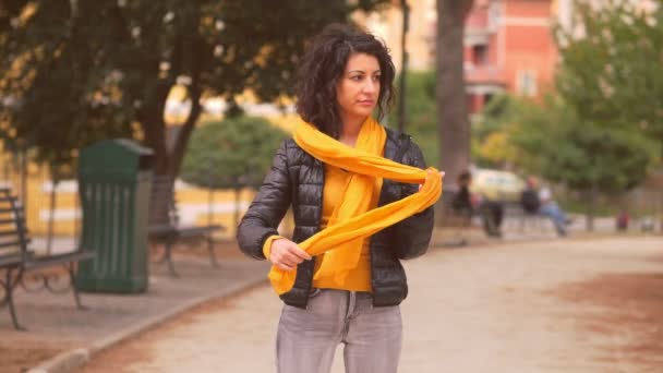 Mirada Intensa Yoing Mujer Atractiva Mira Cámara Con Mirada Decidida — Vídeos de Stock