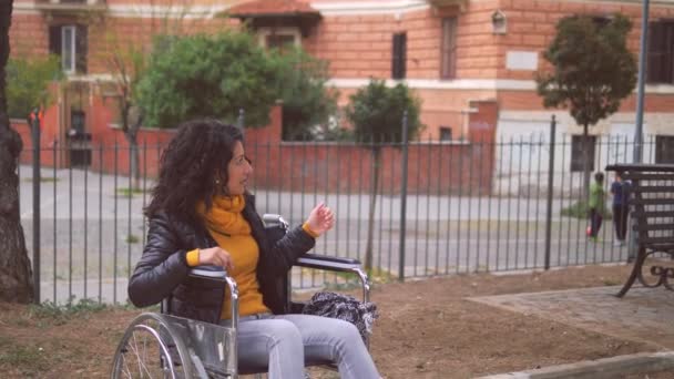 Nietaktowność Słaba Wrażliwość Kobieta Denerwuje Swojego Niepełnosprawnego Przyjaciela — Wideo stockowe