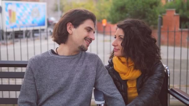 Pari Rakastunut Hidastettuna Nuori Hymyilevä Mies Flirttailee Puistossa Hänen Kaunis — kuvapankkivideo