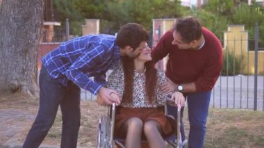 Şefkat, dostluk - genç erkekler uzanıp engelli arkadaşlarını neşelendirirler