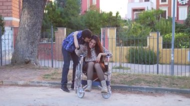 Arkadaşlık, dayanışma - genç erkekler parktaki tekerlekli sandalyeyle arkadaşlarına katılıyor