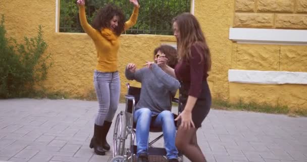 Menyenangkan Kursi Roda Laki Laki Cacat Menikmati Menari Dengan Teman — Stok Video
