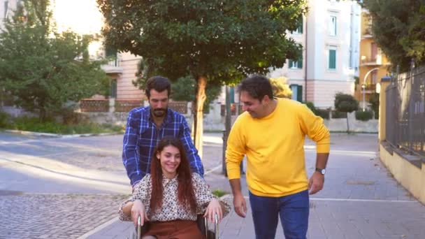 Pria Peduli Mendorong Kursi Roda Teman Muda Mereka Dengan Kecacatan — Stok Video
