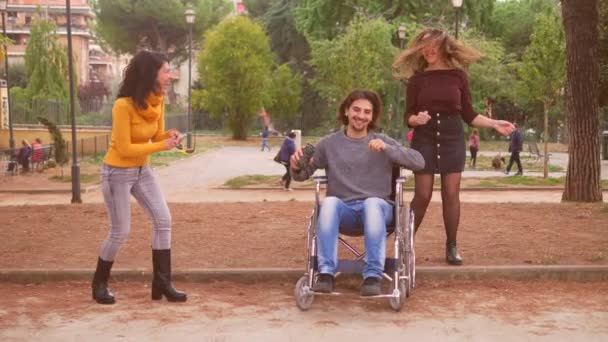 楽しさ ダンス 車椅子の男は彼の友人と音楽やダンスを聞く — ストック動画