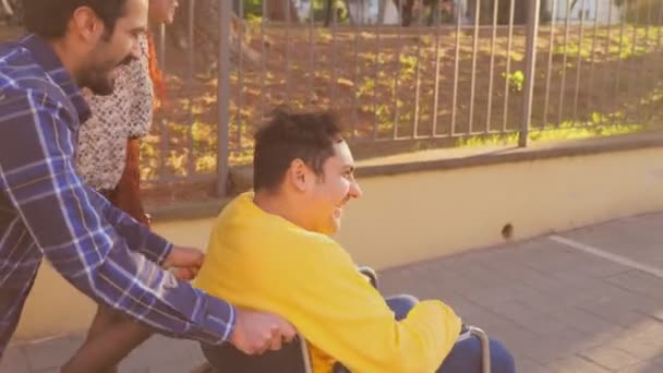 Dayanışma Dostluk Tekerlekli Sandalye Kullanan Adam Arkadaşlarıyla Gülüp Şakalaşıyor — Stok video