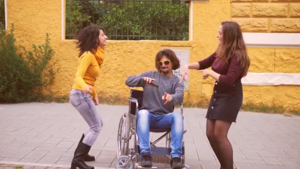 Plaisir Fauteuil Roulant Homme Handicapé Aime Danser Avec Ses Amis — Video