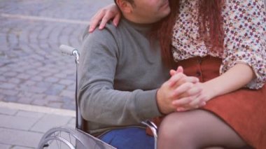 Özürlülüğe rağmen aşk - felçli bir adam kız arkadaşıyla flört eder