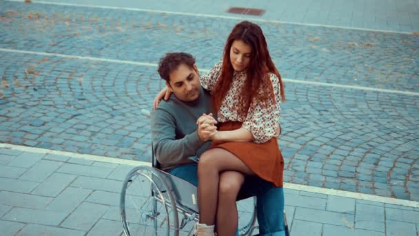 優しさ恋人と優しい態度で車椅子を使う若い男 — ストック動画