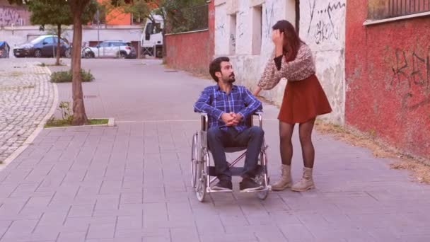 Crisis Dudas Mujer Expresa Sus Dudas Novio Discapacitado — Vídeo de stock