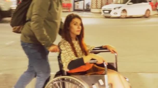 Rollstuhlfahrer Schubst Freundin Stadtverkehr — Stockvideo