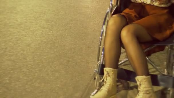 Obstáculos Barreiras Homem Empurra Cadeira Rodas Seu Amigo Com Deficiência — Vídeo de Stock