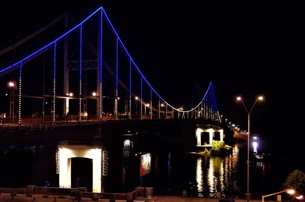 横跨河流的公园桥 — 图库照片