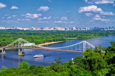 gemi yelken Nehri üzerinde