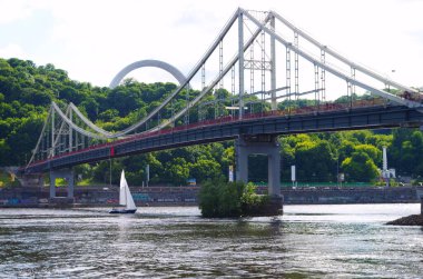 Nehrin karşısındaki yaya köprüsü