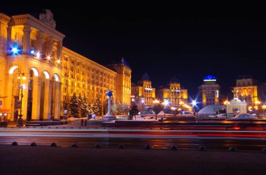 Geceleri şehrin merkez meydanı.