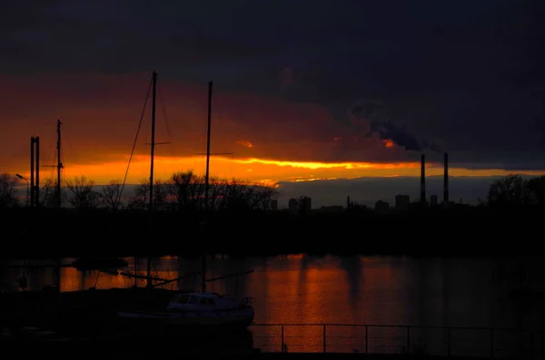 桟橋と日没のヨット — ストック写真