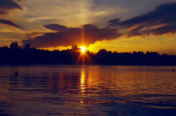 島と川に沈む夕日 — ストック写真