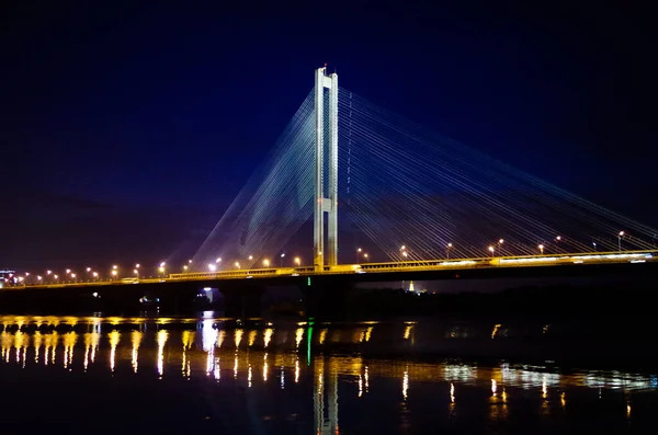夜に川を渡って橋を渡り — ストック写真