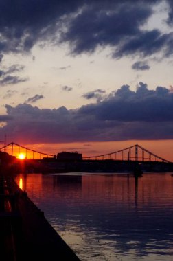 Şehrin üzerinde güzel bir gün batımı