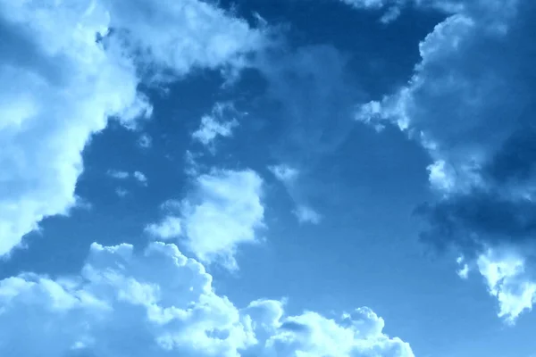 Голубое Небо Дымчатыми Облаками — стоковое фото