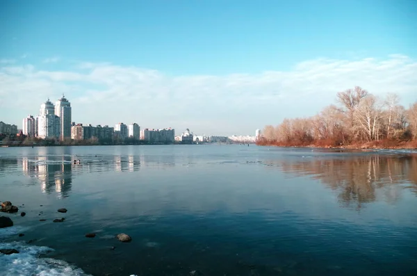 Міська Набережна Річка Взимку — стокове фото