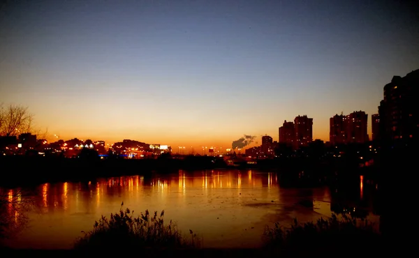 冬の湖の上の夕日 — ストック写真