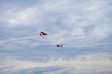 Hava festivalinde kırmızı uçaklar