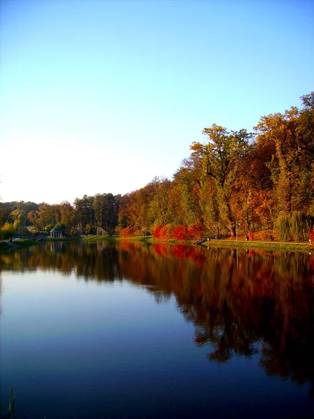 Niesamowita Jesień Nad Jeziorem — Zdjęcie stockowe