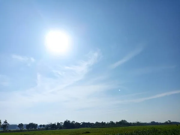 Сонце Блакитному Небі Хмарами — стокове фото
