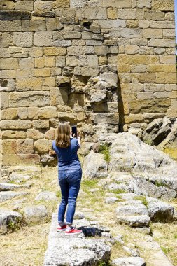 Sos del Rey Catolico kasabasında yürüyüş yapan bir kadın.