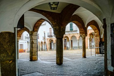 Zafra şehrinin ana meydanının panoramik kolonlar destekli kemerleri ile