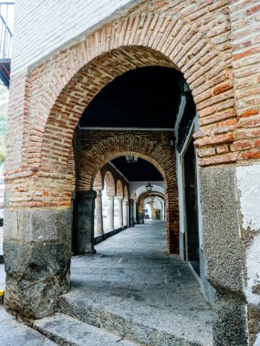 Zafra şehrinin ana meydanının panoramik kolonlar destekli kemerleri ile