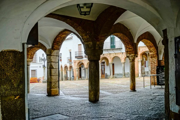 Zafra şehrinin ana meydanının panoramik kolonlar destekli kemerleri ile
