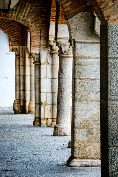 Ongelijke Colonnade Portalen Van Een Stadsplein — Stockfoto