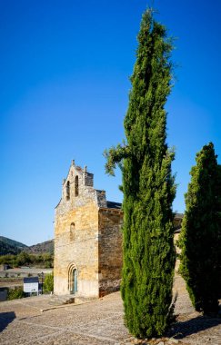 Santiago Kilisesi Villafranca del Bierzo 'da Camino de Santiago' yu yapan hacılar tarafından bağışlama kilisesi olarak adlandırılır.
