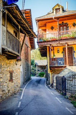 Köyden geçen dar bir yol.