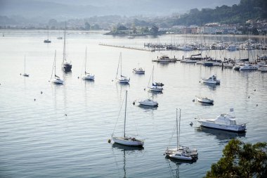 Galiçya 'nın Baiona kıyılarında marina ve balıkçı tekneleri ile