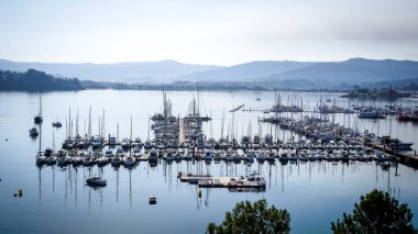 Galiçya 'nın Baiona kıyılarında marina ve balıkçı tekneleri ile
