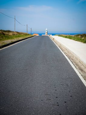 Ufukta Galiçya sahil feneri görünüyor.