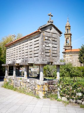 Horreo, tahılı nemden izole etmek amacıyla dört sütun üzerinde yükseltilmiş ahşap bir yapı; özellikle Asturias ve Galiçya olmak üzere kuzeybatı İspanya 'nın karakteristiğidir.